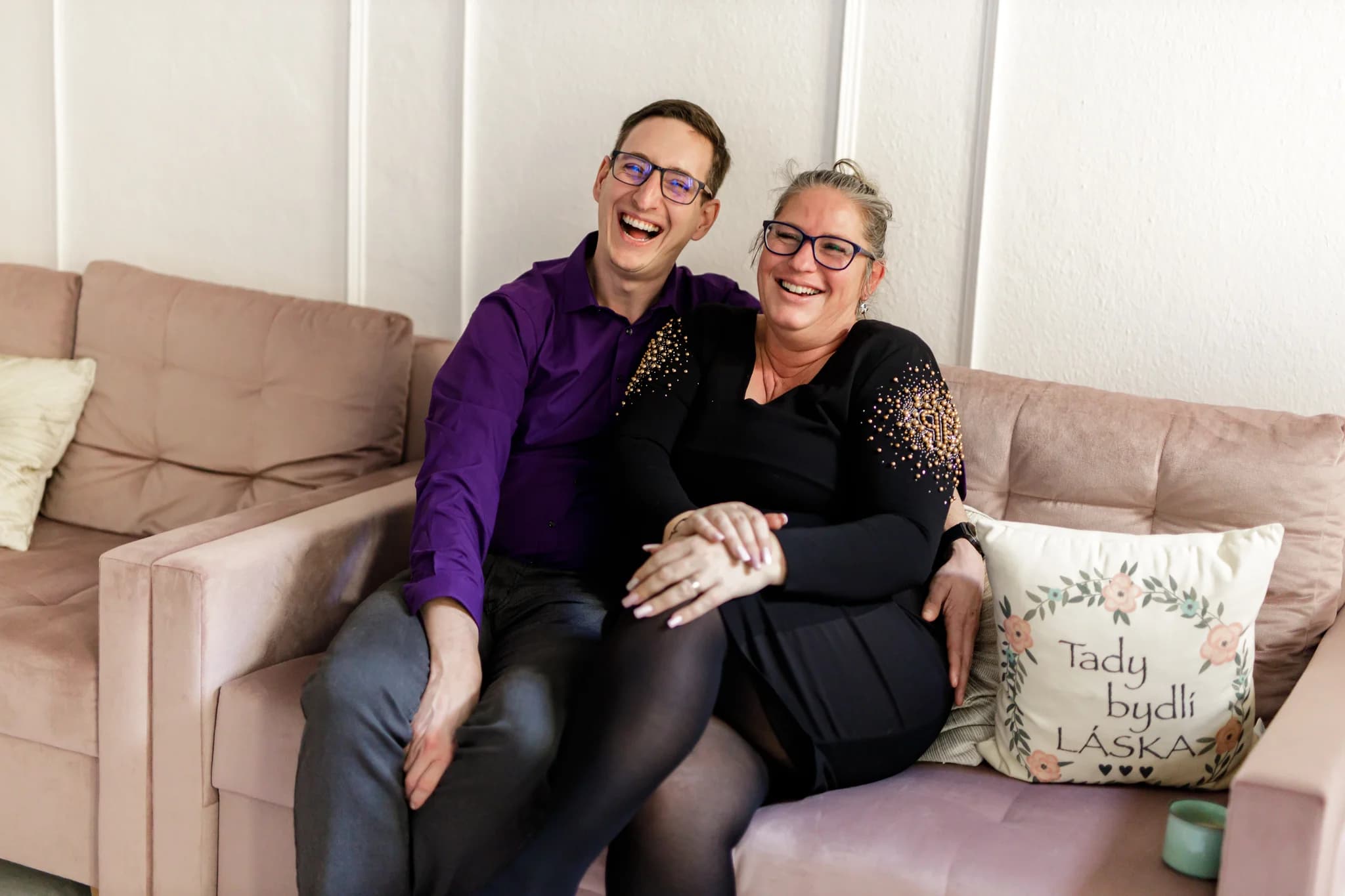 Dvě osoby ve vřelém rozhovoru a vzájemné podpoře